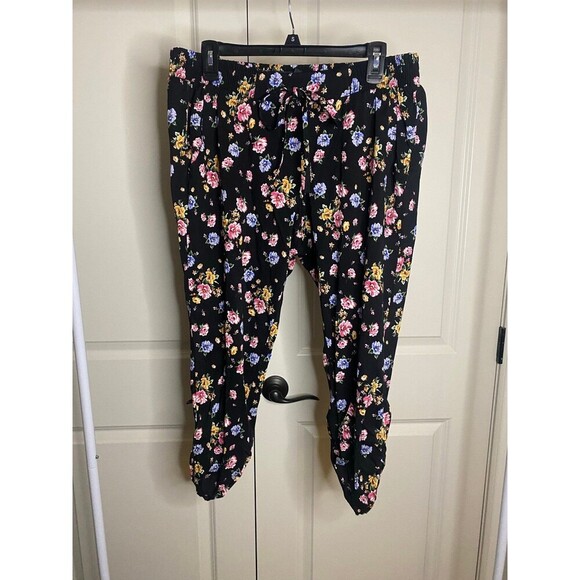 Torrid black floral challis jogger capri pants with elastic tie waist - Picture 1 of 8